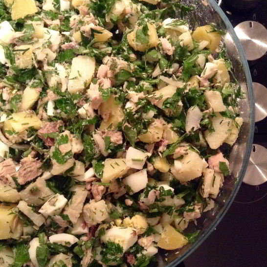 Рецепт картофельного салата с яйцами и тунцома