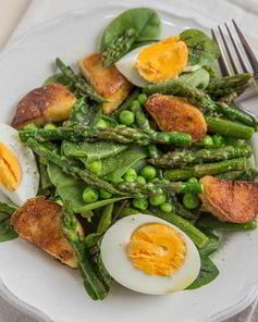 Салат из картофеля и спаржи с яйцом