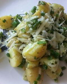 Салат из молодого картофеля с песто, зеленой фасолью и кедровыми орешками