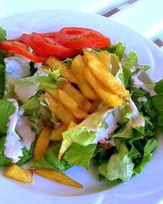 Салат с картофелем фри