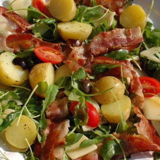 Рецепт салата с запеченным картофелем, беконом и помидорами