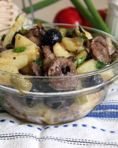 Теплый картофельный салат с индюшиными сердечками