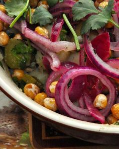 Теплый картофельный салат с нутом