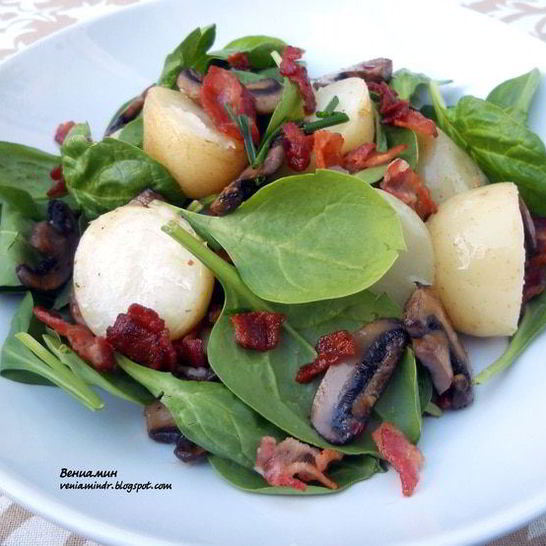 Рецепт теплого салата с картофелем, шампиньонами и хрустящим беконом