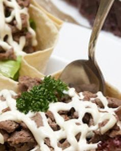 Мясной салат в кукурузной лепешке