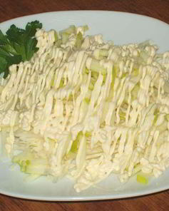 Нежный куриный салат с яичными рулетами