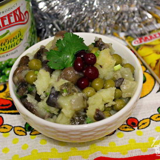 Рецепт постного салата с маринованными опятами