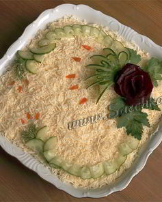 Салат из индейки с сыром и соленом огурцом