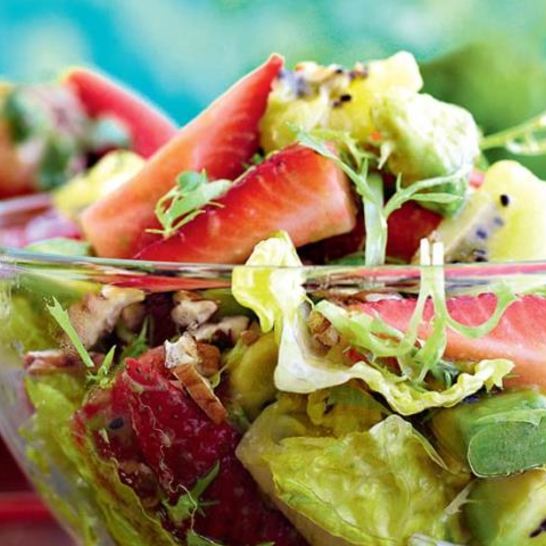 Рецепт салата из клубники, киви и авокадо с медовой заправкой