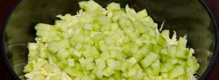 салат из крабовых палочек и кукурузы. Шаг 2