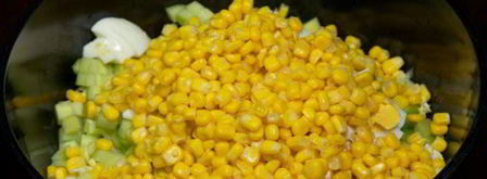 салат из крабовых палочек и кукурузы. Шаг 3
