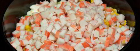 салат из крабовых палочек и кукурузы. Шаг 4