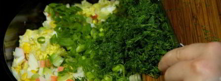 салат из крабовых палочек и кукурузы. Шаг 5