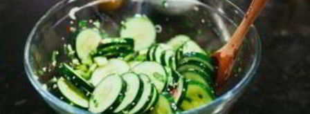 салат из креветок с огурцом. Шаг 2