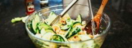 салат из креветок с огурцом. Шаг 3