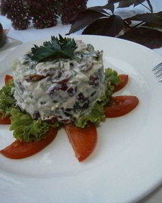 Салат из курицы, сельдерея и клюквы