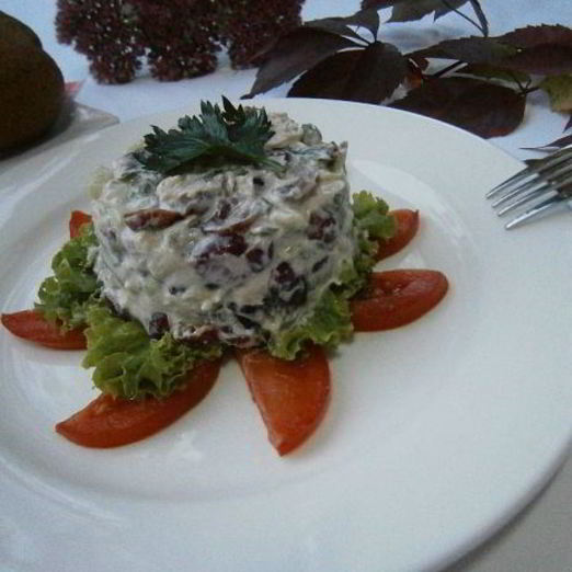 Салат из курицы, сельдерея и клюквы