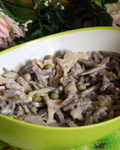Салат из отварного говяжьего сердца с шампиньонами и зеленым горошком