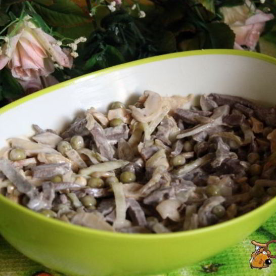 Рецепт салата из отварного говяжьего сердца с шампиньонами и зеленым горошком