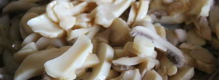 салат из отварного говяжьего сердца с шампиньонами и зеленым горошком. Шаг 2