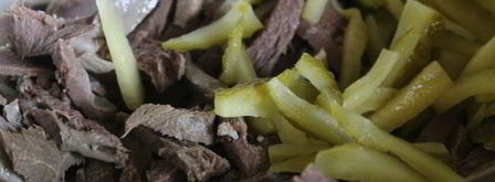 салат из отварного говяжьего сердца с шампиньонами и зеленым горошком. Шаг 3