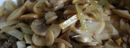 салат из отварного говяжьего сердца с шампиньонами и зеленым горошком. Шаг 4