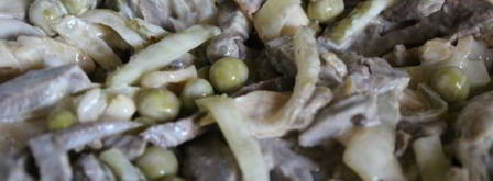 салат из отварного говяжьего сердца с шампиньонами и зеленым горошком. Шаг 6