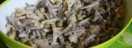 салат из отварного говяжьего сердца с шампиньонами и зеленым горошком. Шаг 7