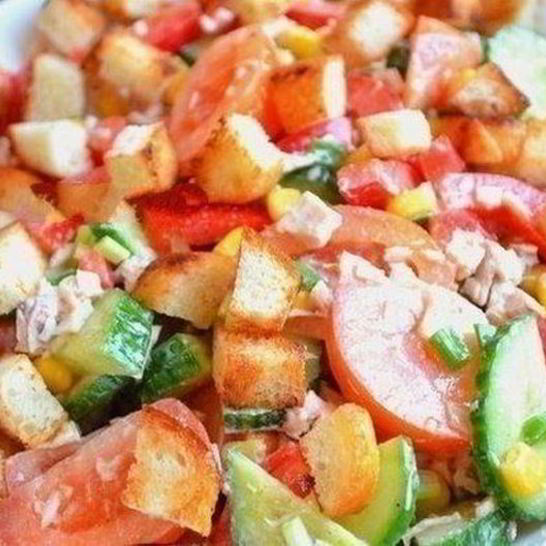Рецепт салата из овощей с курицей и сухариками