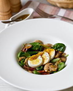 Салат из шпината с шампиньонами, яйцом и беконом