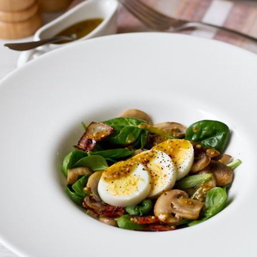 Салат из шпината с шампиньонами, яйцом и беконом