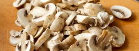 салат из шпината с шампиньонами, яйцом и беконом. Шаг 4