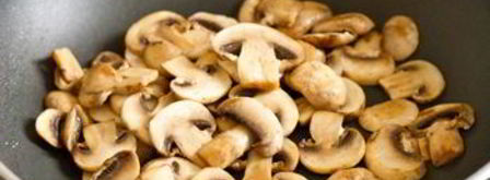 салат из шпината с шампиньонами, яйцом и беконом. Шаг 5