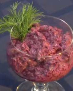 Салат из свеклы с черносмородиновым соусом