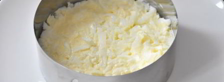 салат мимоза с сыром. Шаг 3