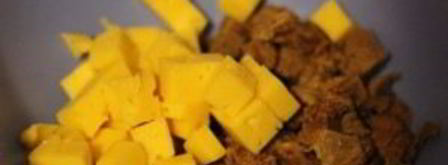 салат с грибами и кириешками. Шаг 2