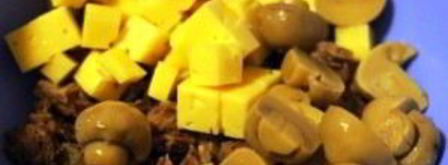 салат с грибами и кириешками. Шаг 3