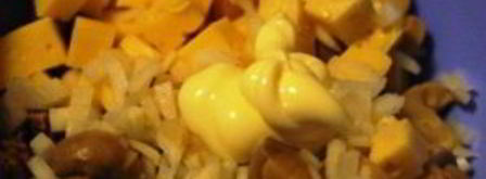 салат с грибами и кириешками. Шаг 4