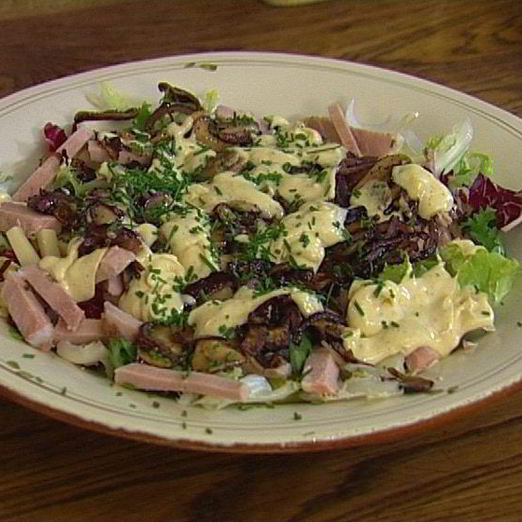 Салат с грибами, сыром и бужениной