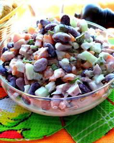 Салат с копченой курицей и фасолью