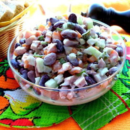 Рецепт салата с копченой курицей и фасолью