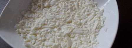 салат с крабовыми палочками, яблоком и сыром. Шаг 4