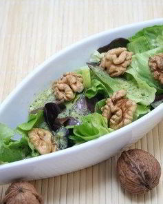 Салат с красным радиккьо, грецкими орехами и грюйером