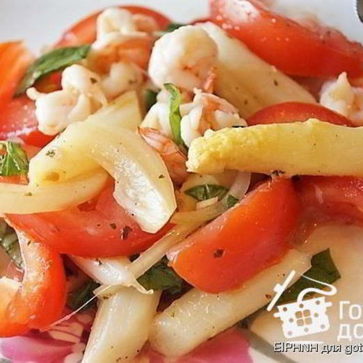 Салат с креветками, спаржей и помидорами
