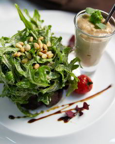 Салат с куриной печенью и рукколой