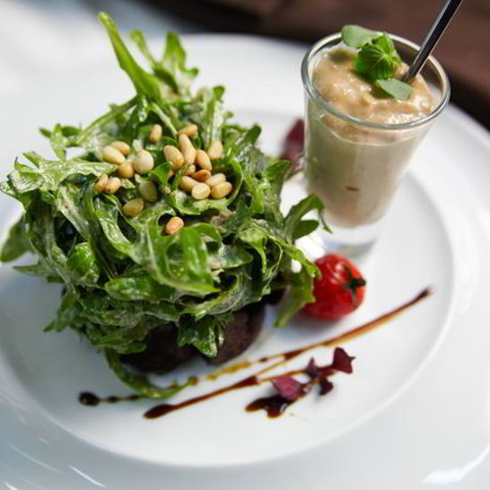 Рецепт салата с куриной печенью и рукколой