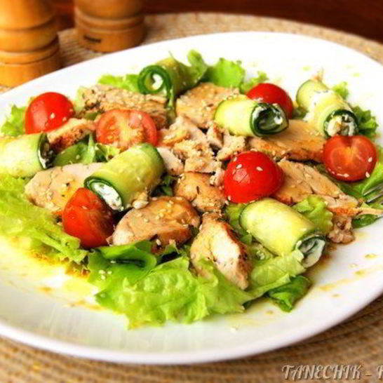 Рецепт салата с курицей и огуречными роллами