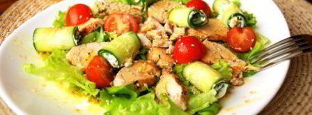 салат с курицей и огуречными роллами. Шаг 9