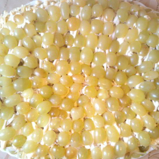 Рецепт салата с курицей и сладким виноградом