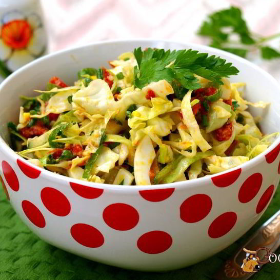 Рецепт салата с молодой капустой, яйцом и вялеными помидорами